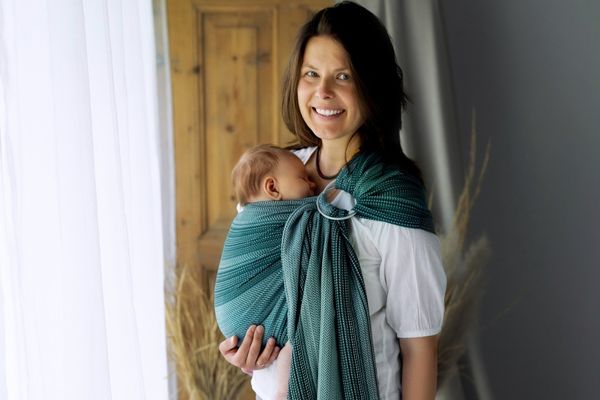 Écharpe à anneaux : comment l'utiliser, la serrer et porter son enfant ? Guide pratique et FAQ pour les parents