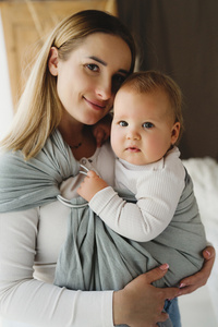 Gray Moonstone M – une écharpe ring sling pour les parents qui apprécient la simplicité