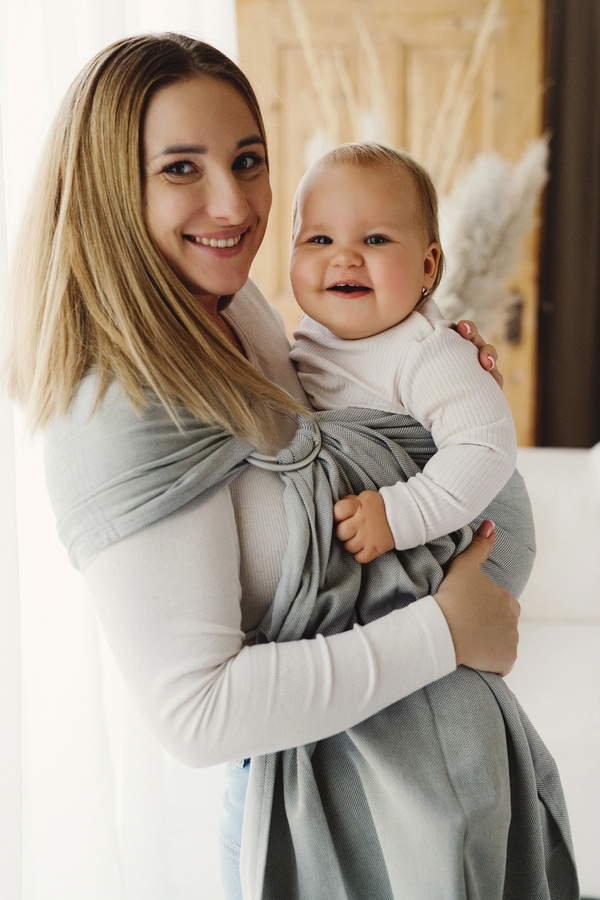 Gray Moonstone M – une écharpe ring sling pour les parents qui apprécient la simplicité