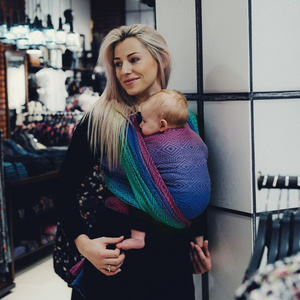 Écharpe de portage colorée TENCEL™ Aurora Cube – un portage confortable dès les premiers jours (taille 6)