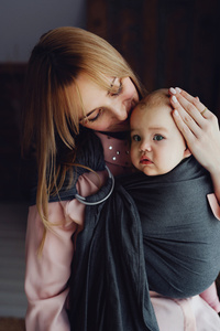 Écharpe ring sling graphite Slate Moonstone M – une solution pratique pour les parents